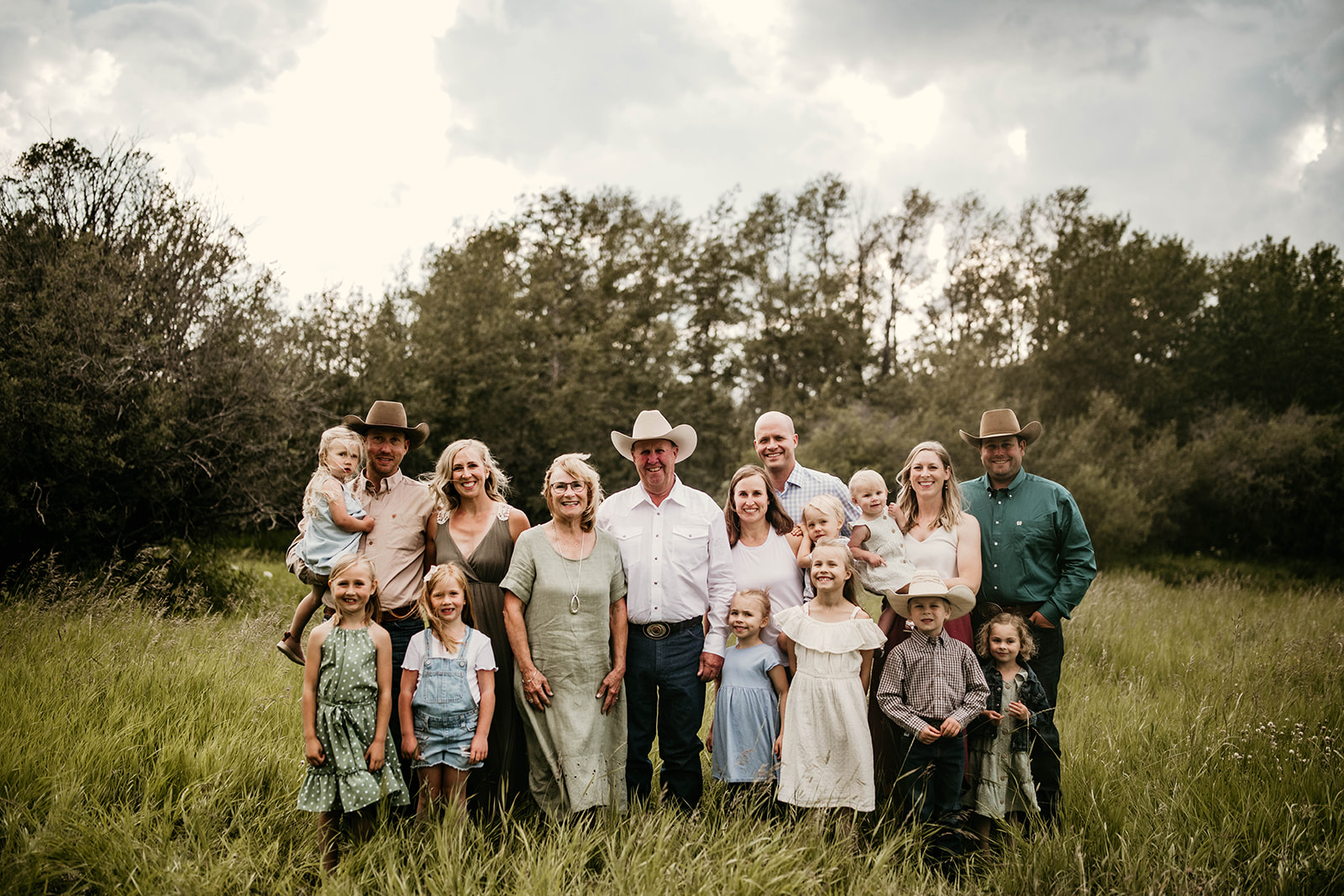extended family photo session in Elkwater Alberta